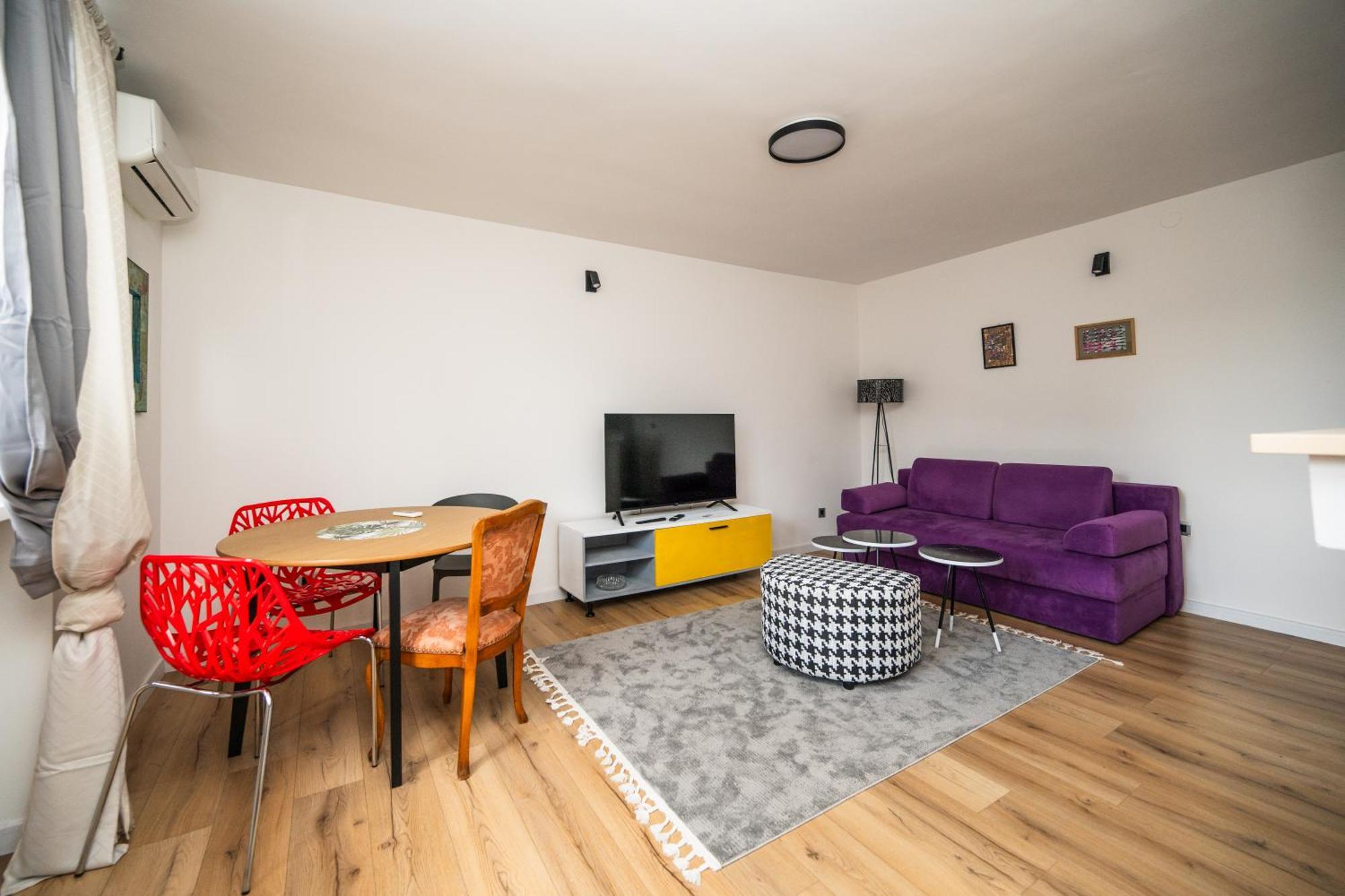 Apartment Bright And Colorful 1bdr In The Center